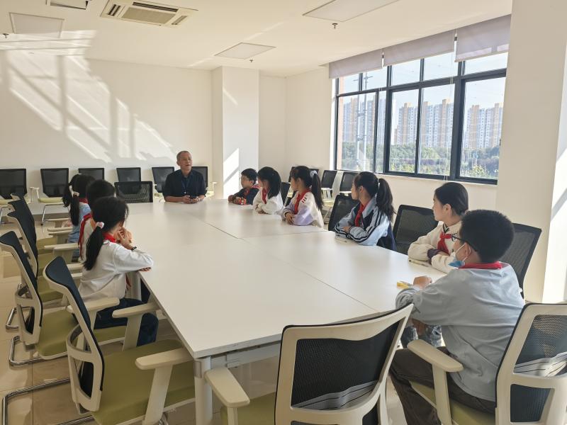 学生座谈1.jpg 学生座谈1.jpg